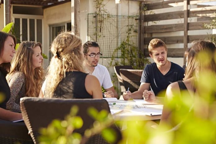 Com consulados dos EUA paralisados, alunos podem perder bolsas de estudos