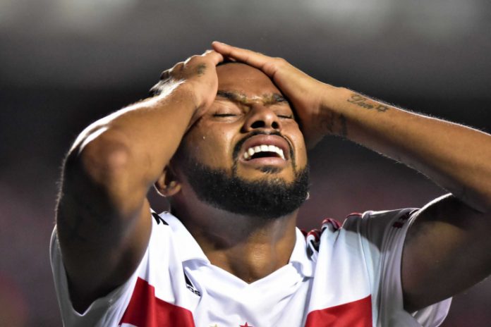 Reinaldo atropela ciclista na porta do CT do São Paulo