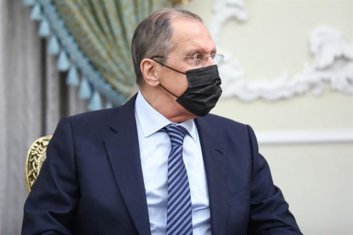 Rússia responde sanções dos EUA com expulsão de diplomatas e lista negra