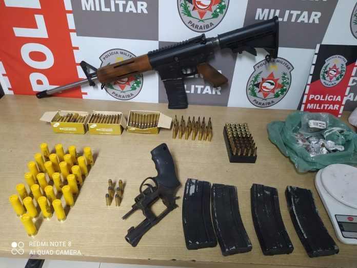 PM apreende fuzil, revólver e drogas em tonéis enterrados, na Zona Sul de João Pessoa