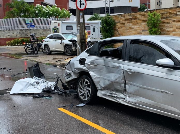 Colisão entre dois carros deixa uma pessoa ferida, em João Pessoa