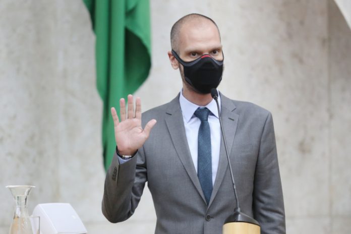 Bruno Covas trabalha normalmente do hospital, mas não tem previsão de alta