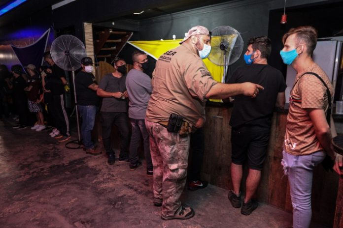 O vírus, o negacionismo e a política são os grandes vencedores da guerra da Covid-19