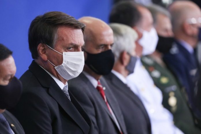 Bolsonaro muda tom e dá aval para campanha por distanciamento e uso de máscara