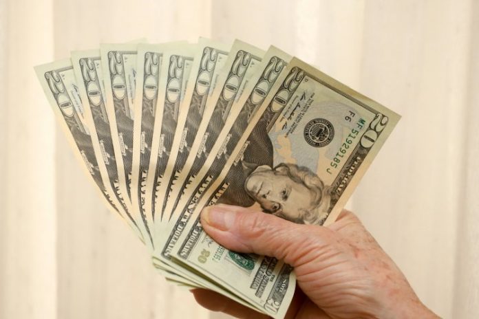 Dólar sobe com CPI da Covid-19 e Orçamento; Bolsa retoma os 118 mil pontos