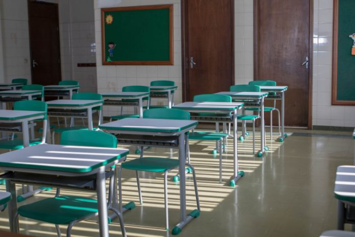 Países com redes de ensino fortes fecham escolas por menos dias, diz OCDE