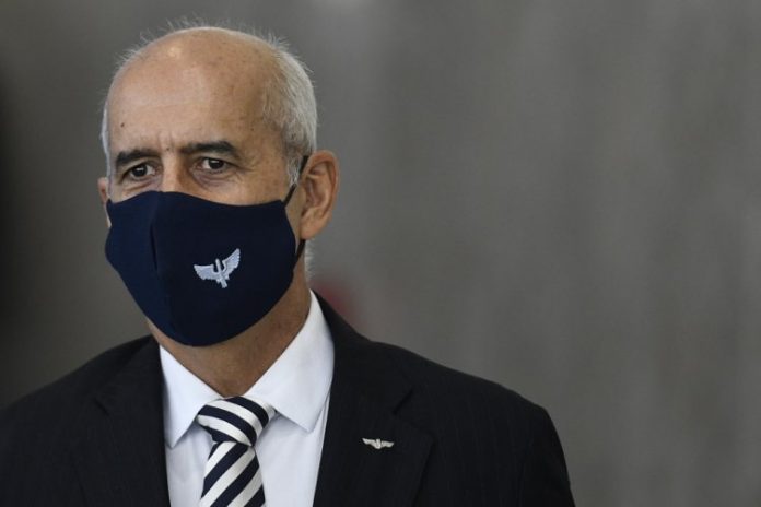 Ministro da Casa Civil cai em tentação e comete o grave pecado de tomar a vacina