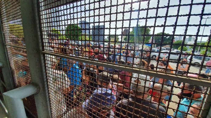 Retomada da vacinação tem grande aglomeração de idosos para 2ª dose, em João Pessoa