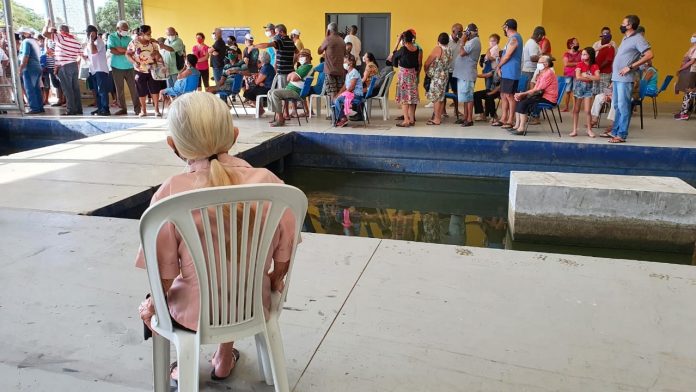 Doses da vacina contra Covid-19 esgotam no drive thru do Espaço Cultural, em João Pessoa