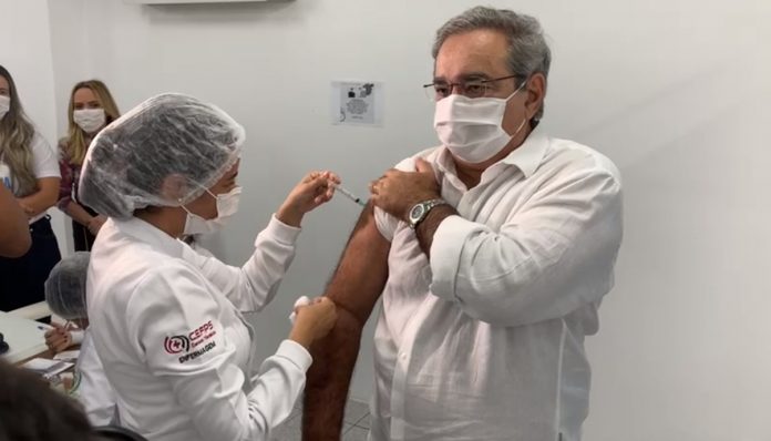Prefeito de Natal, Álvaro Dias (PSDB) é vacinado contra Covid-19