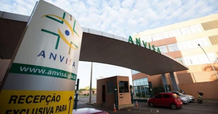 Anvisa autoriza Fiocruz a produzir insumos da vacina da Universidade de Oxford contra a Covid-19