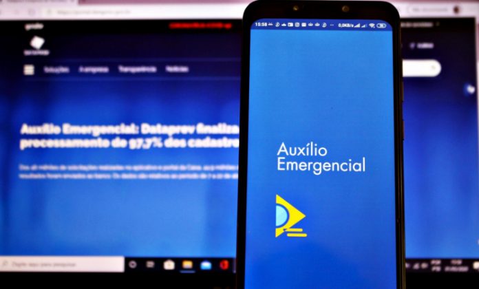 Beneficiários lamentam redução no valor do auxílio emergencial