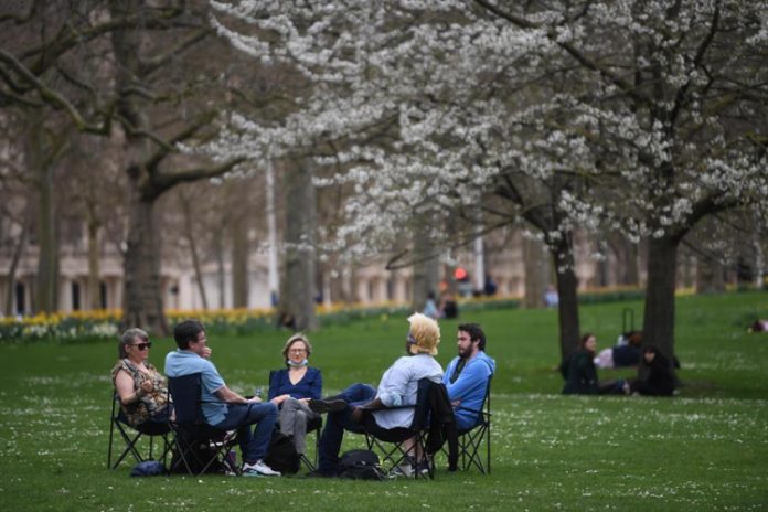 Reino Unido permitirá reabertura de lojas e restaurantes a partir do dia 12