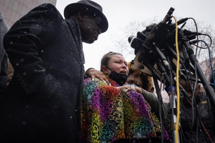 EUA: Policial que atirou em jovem negro será acusada de homicídio culposo em 2º grau