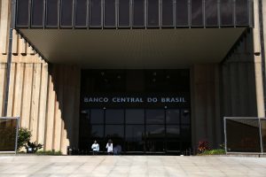 Mercado prevê PIB menor e revisa alta da inflação para 4,9% em 2021