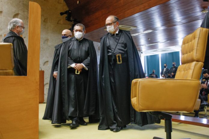 STF reage a falas de Bolsonaro contra Barroso: ‘Ministros tomam decisões conforme Constituição’