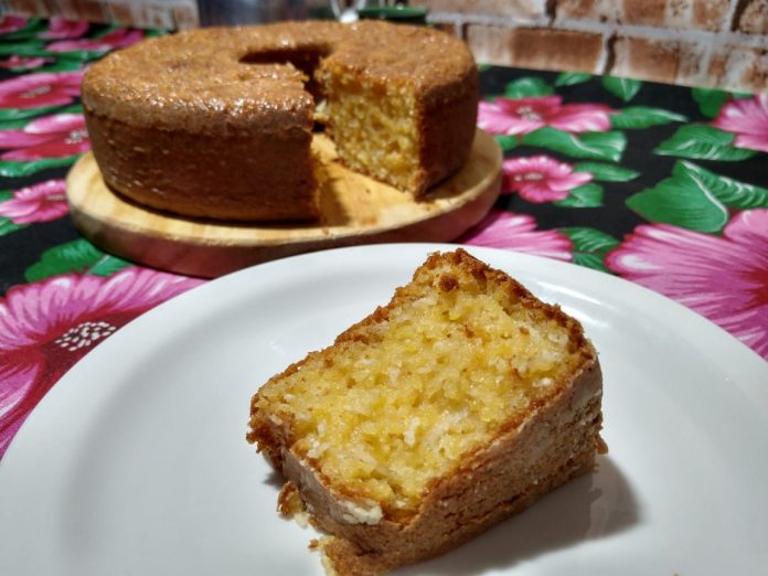 Confira a receita de um delicioso bolo de cuscuz com coco