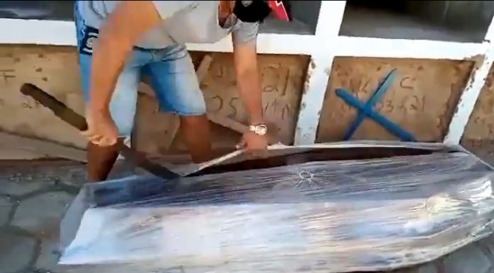 PT afasta vereador que abriu caixão para provar que homem não morreu de Covid-19