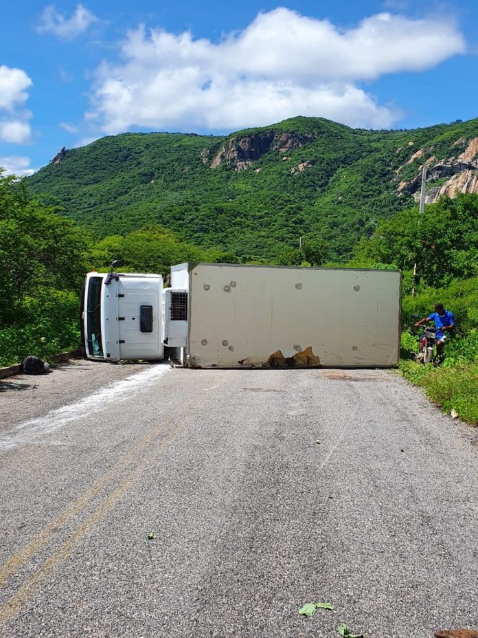 Caminhão frigorífico tomba e interdita a RN-117, na Serra de Martins