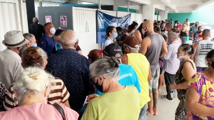 Vacinas acabam e aglomeração é registrada no Centro Cultural de Mangabeira, em João Pessoa