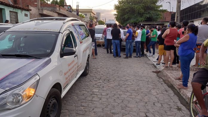 Corpo de Patrícia Roberta é enterrado em Caruaru sob forte emoção; jovem foi encontrada morta em mata, em João Pessoa