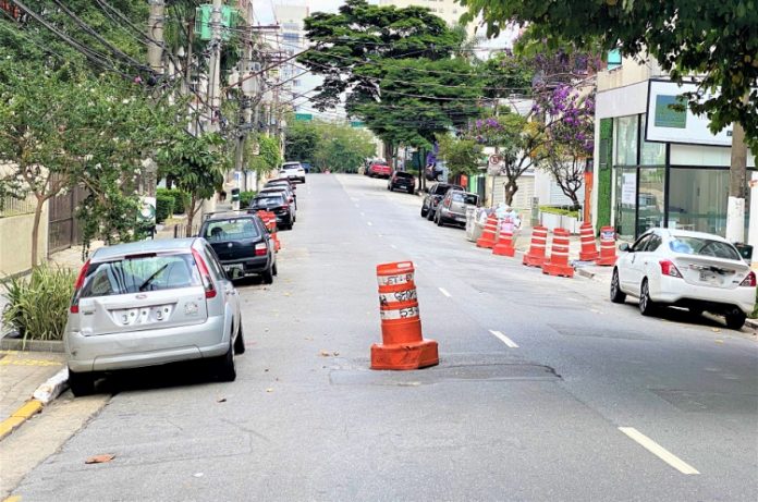 A saga para acionar a Prefeitura de São Paulo e (tentar) pôr fim a uma cratera no meio da rua