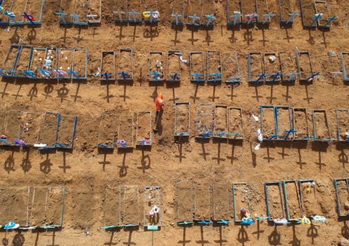 Pela primeira vez, Brasil supera 4 mil mortes diárias por Covid-19