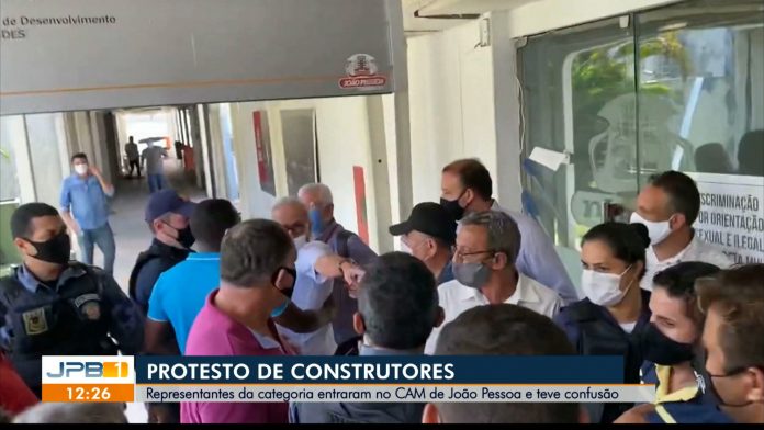 Profissionais da construção civil protestam na sede da prefeitura de João Pessoa