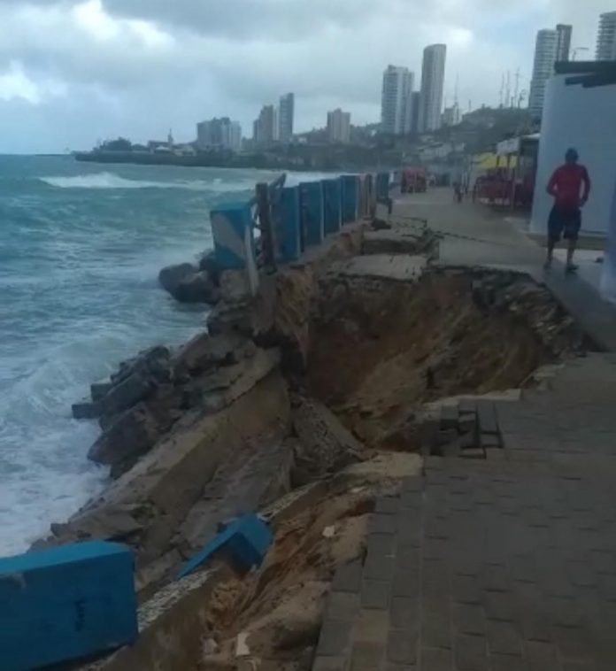 Parte do calçadão da Praia do Meio cede em Natal