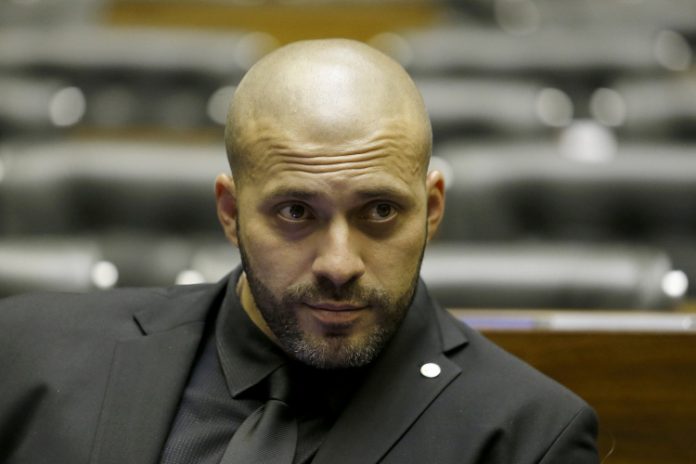 Conselho de Ética volta a analisar casos de Eduardo Bolsonaro e Daniel Silveira nesta segunda