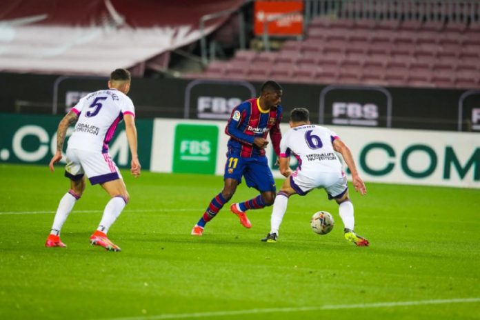 Dembélé marca no fim, Barcelona vence o Valladolid e cola na liderança do Espanhol