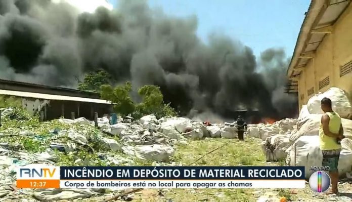 Incêndio destrói depósito de material reciclável na Grande Natal