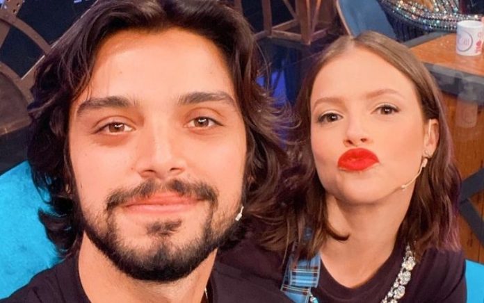 Agatha Moreira finge estar grávida e grava reação do namorado, Rodrigo Simas; assista