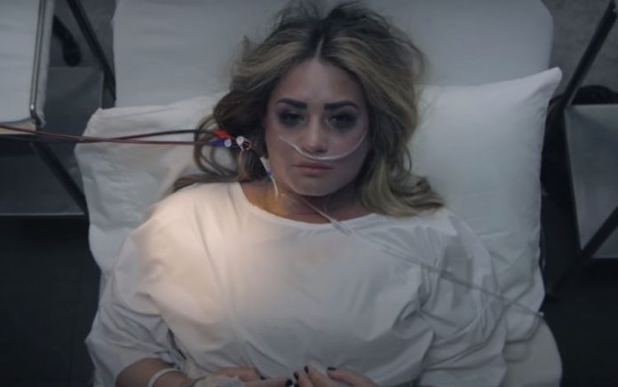 Demi Lovato simula noite em que sofreu overdose em seu novo clipe; assista