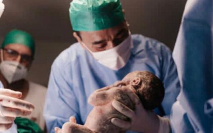 André Rizek posta foto dos gêmeos e de Andréia Sadi após o parto: ‘Estamos todos bem’