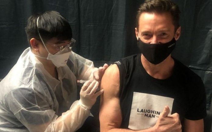 Hugh Jackman é vacinado e brinca: ‘Habilidade do Wolverine não pode me salvar da Covid’