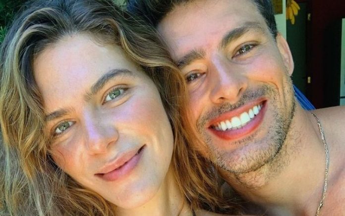 Casada com Cauã Reymond, Mariana Goldfarb rebate pergunta sobre gravidez: ‘Coisa chata’