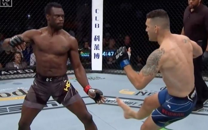 Chris Weidman fratura a perna no UFC 261 com chute similar ao de Anderson Silva; assista