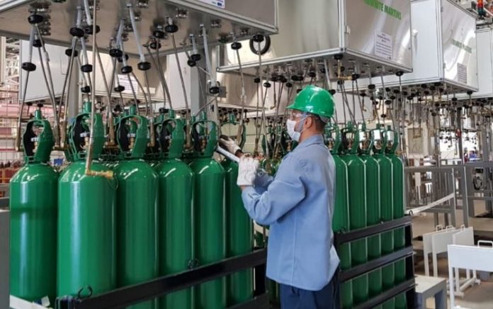 Após explosão em fábrica de oxigênio, Ceará recebe cilindros de outros Estados