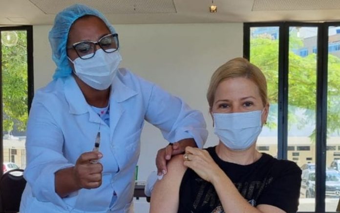 Paula Toller é vacinada contra a Covid-19 e seguidores brincam: ‘Não pode, tem 35 anos’