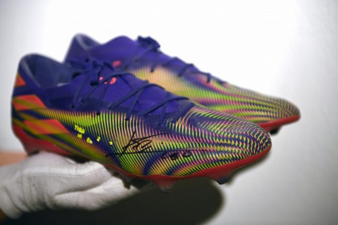 Chuteira usada por Messi ao bater marca de Pelé é leiloada por quase R$ 1 milhão