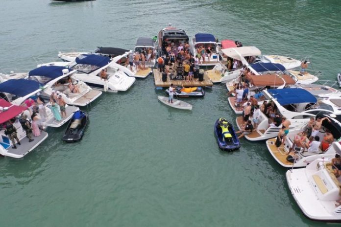 Festa no mar com 23 lanchas é interrompida pela polícia catarinense; veja o vídeo