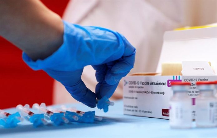 Comissário da União Europeia sugere que contrato com AstraZeneca pode não ser renovado