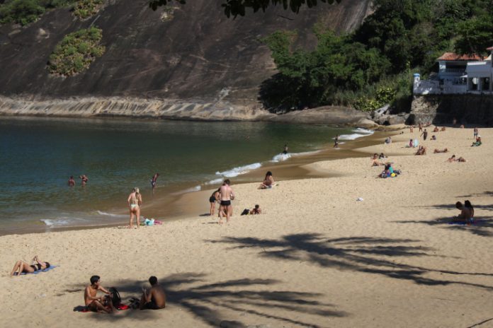 Paes autoriza prática de atividades coletivas em praças, parques e praias