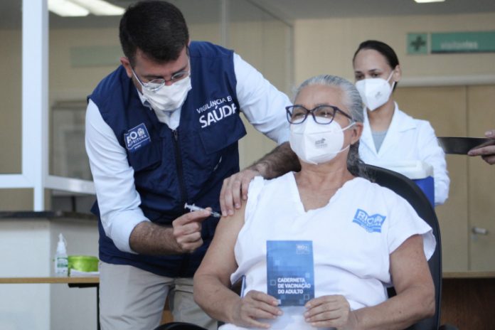 Vacinados contra a gripe tiveram menos chances de testar positivo para a Covid-19, diz estudo feito nos EUA