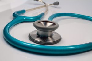 Falsa médica que atendia na rede municipal de Duque de Caxias é presa