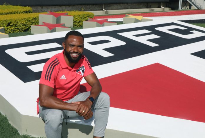 São Paulo apresenta meio-campista William como novo reforço