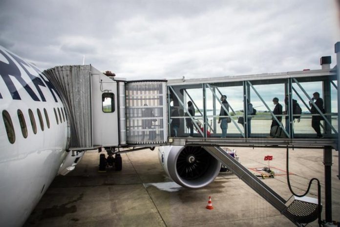 França decide impor quarentena de 10 dias a passageiros vindos do Brasil