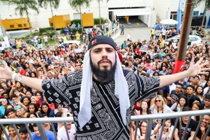 Mussoumano relata barreiras por ter músicas sem críticas sociais: ‘Falam que não é rap’