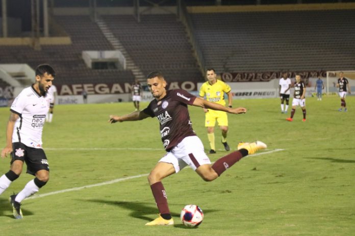 Corinthians sai na frente, leva virada e perde para Ferroviária por 2 a 1